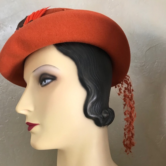 JAUNTY 1950\'s BURNT ORANGE FELT \'EQUESTRIAN\' HAT WITH FEATHER WINGS & JEWEL TRIM main image 12